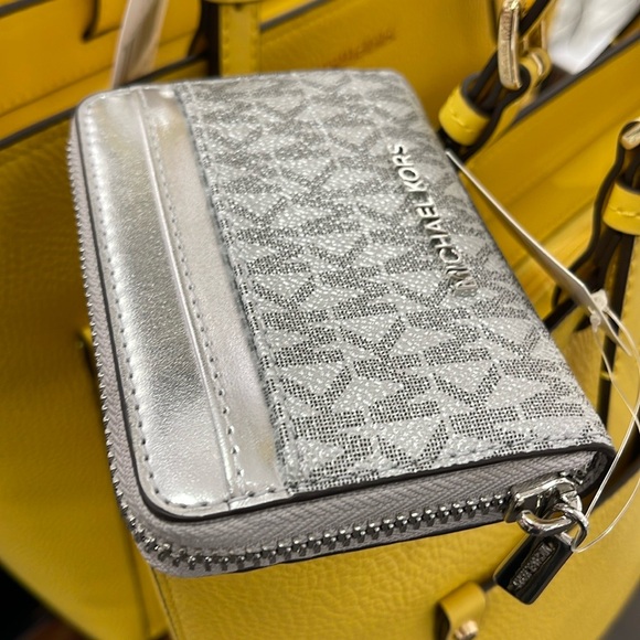 Michael Kors Women Medium Logo Zip Around Card Case Coin Pouch Wallet Silver
NW - Picture 2 of 16